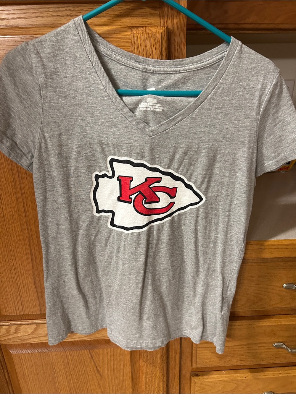 Fanatics women’s Red Chiefs Long-Sleeve V-Neck Tee with Yellow Team Logo - Picture 5 of 5